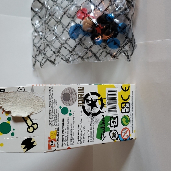 2.5" Qee Series 6 Designer Collection Blind Box Keychain: Mystery Figure - Picture 4 of 4